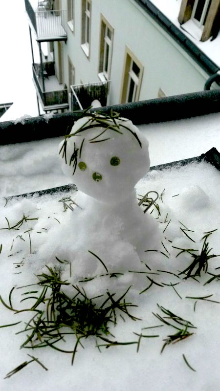 Kleinstschneemann auf dem Fensterbrett -- Danke an Jeannette H.