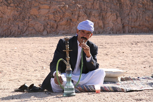 Shisha rauchender Mann (Quelle: onig99 / pixabay.de)